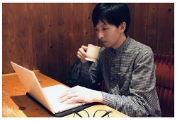 PC作業する男性